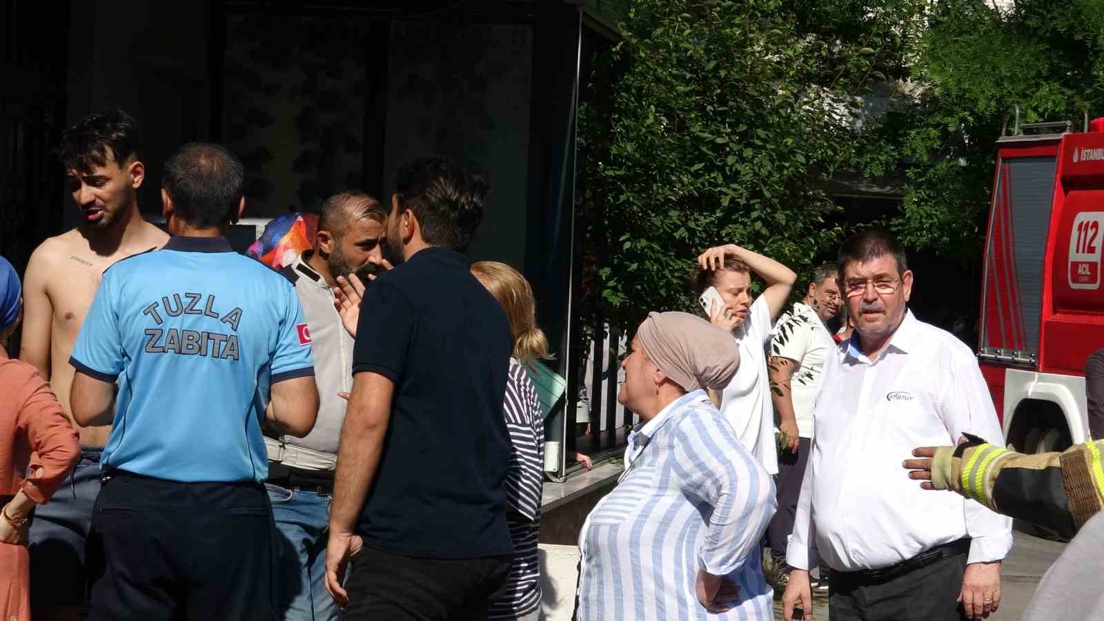 Tuzla’da korkutan çatı yangını
