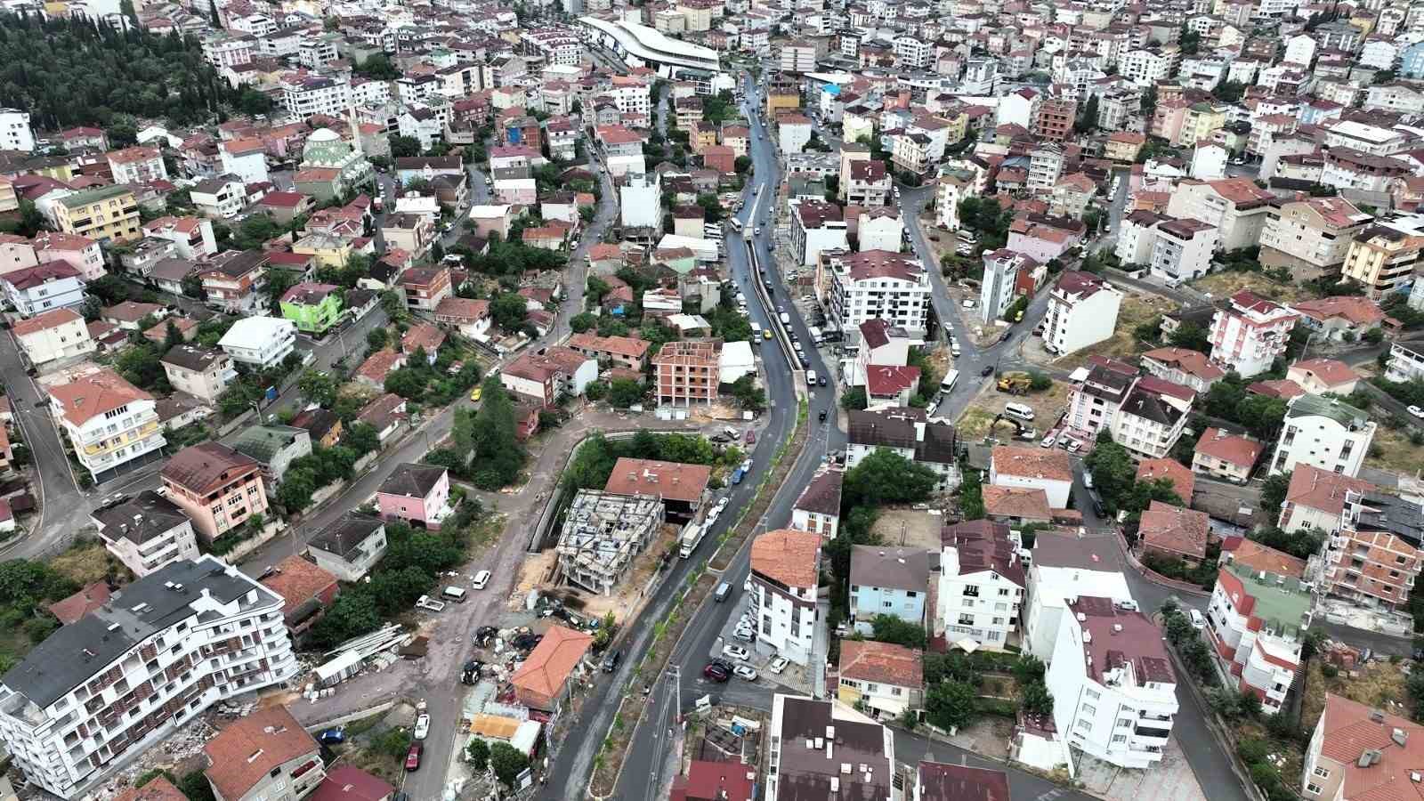 Uğur Mumcu Caddesi modern kimliğine kavuşuyor
