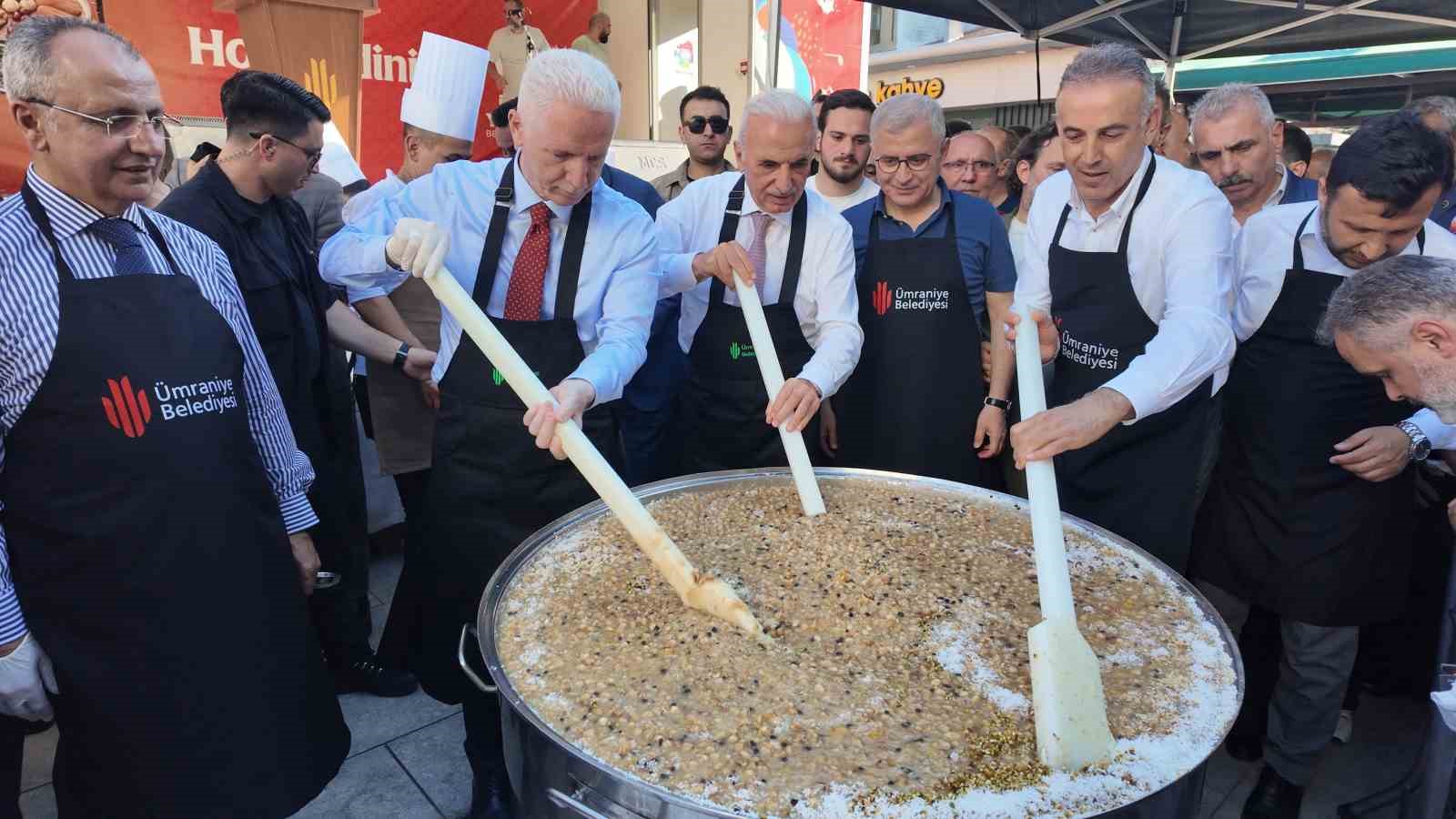 Ümraniye "Aynı Kazanda, Aynı Gönülde" buluştu: 20 bin kişiye aşure ikram edildi
