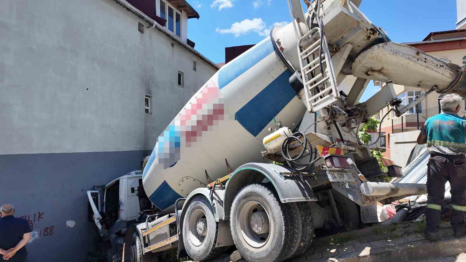 Ümraniye’de beton mikseri binaya çarptı: 1 yaralı

