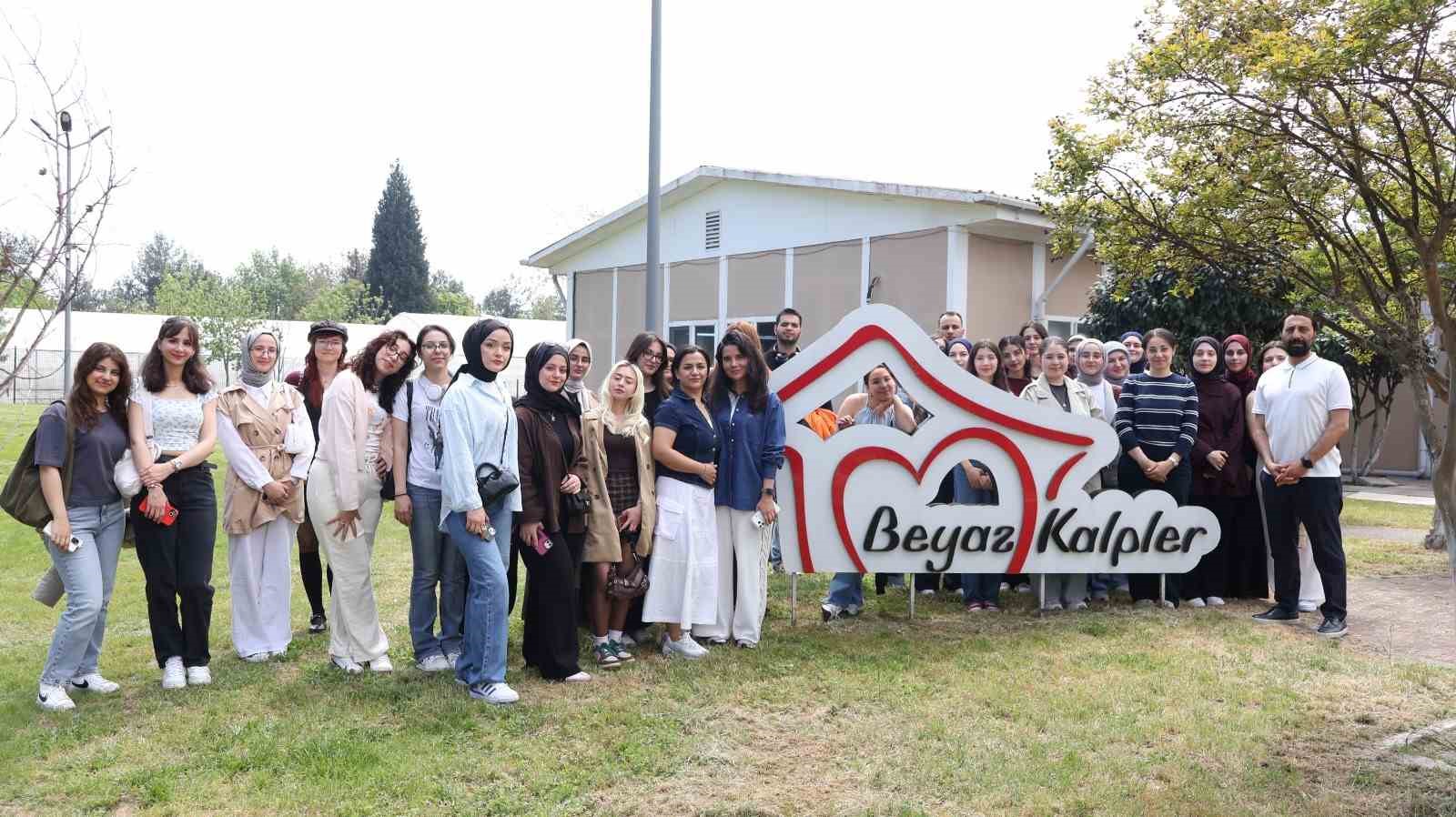 Üniversiteliler sahada sosyal hizmet eğitimi aldı
