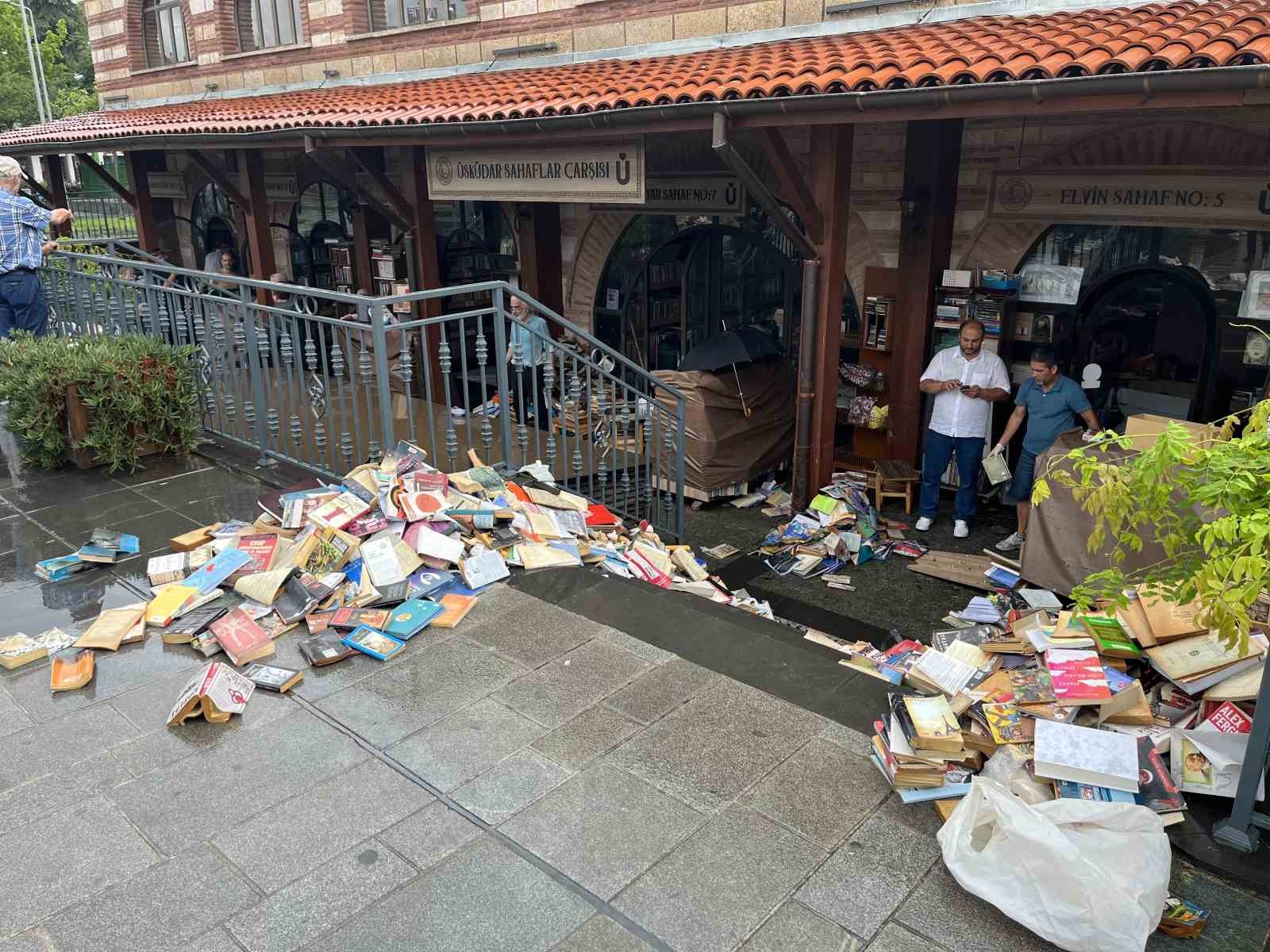 Üsküdar Sahaflar Çarşısı’nı su bastı: Yüzlerce kitap kullanılamaz hale geldi
