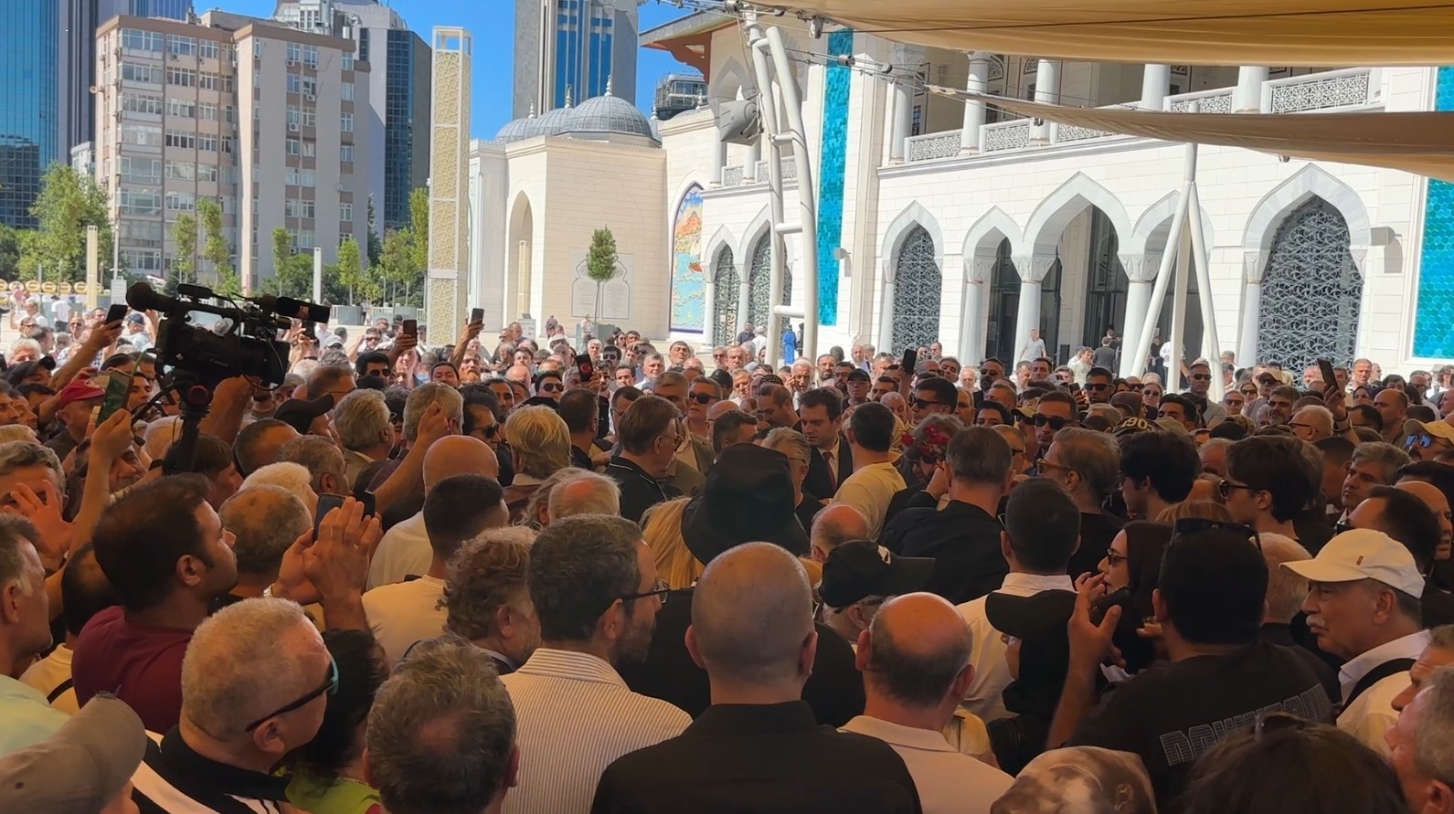 Usta oyuncu Kadir İnanır için cenaze töreni düzenleniyor

