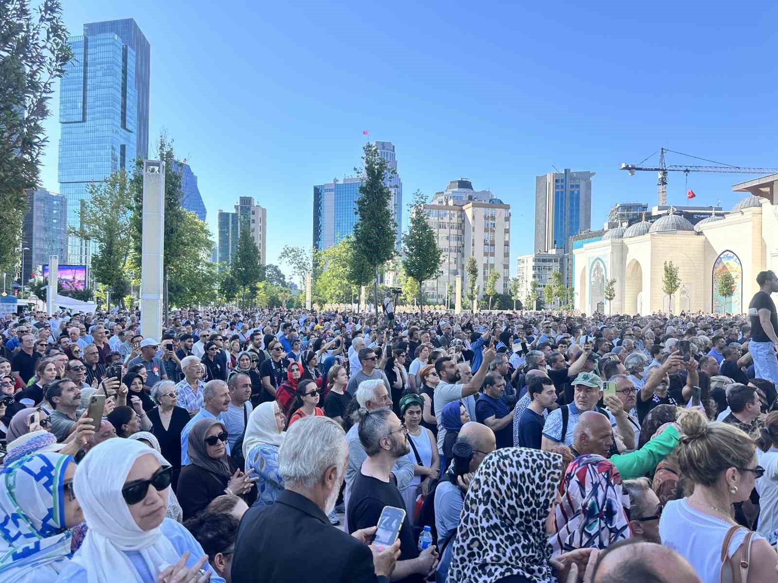 Usta oyuncu Kadir İnanır son yolculuğuna uğurlandı
