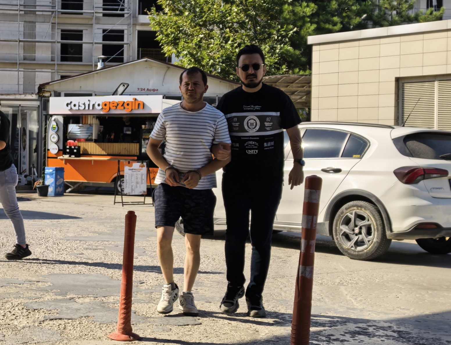 Uyuşturucu madde ile kaçmaya çalışan şahıs polis ekiplerince yakalandı
