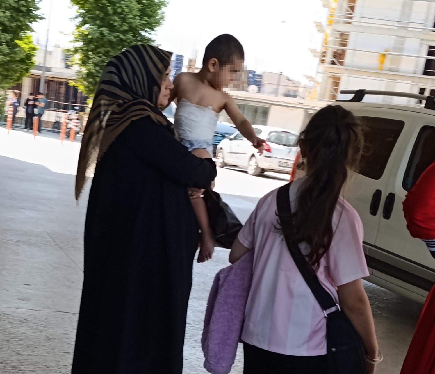 Üzerine kaynar çay dökülen çocuk hastaneye kaldırıldı
