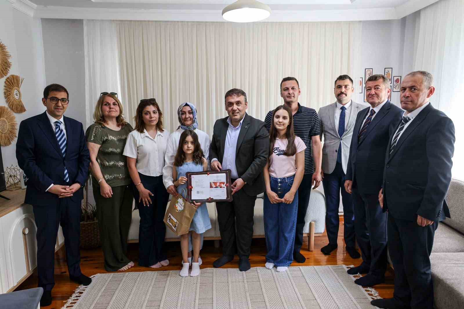 Vali Sözer, evde eğitim gören öğrencilerin karne sevincine ortak oldu
