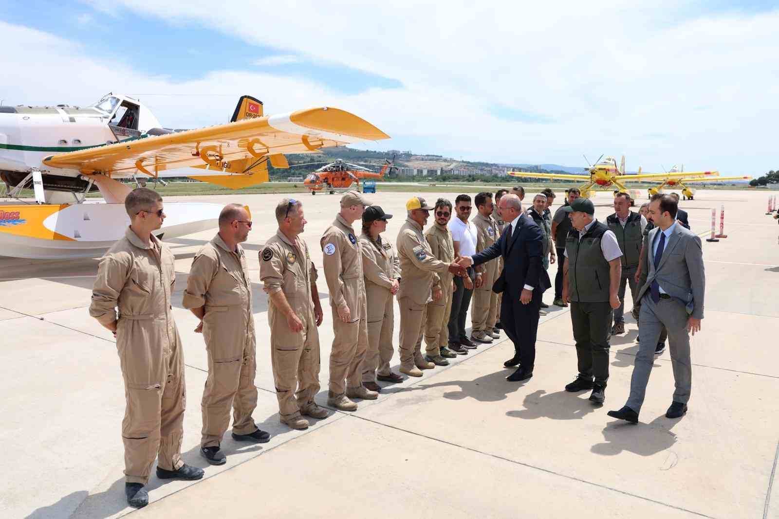 Vali Toraman’dan yangın söndürme uçakları ve helikopterleri pilotlarına ziyaret
