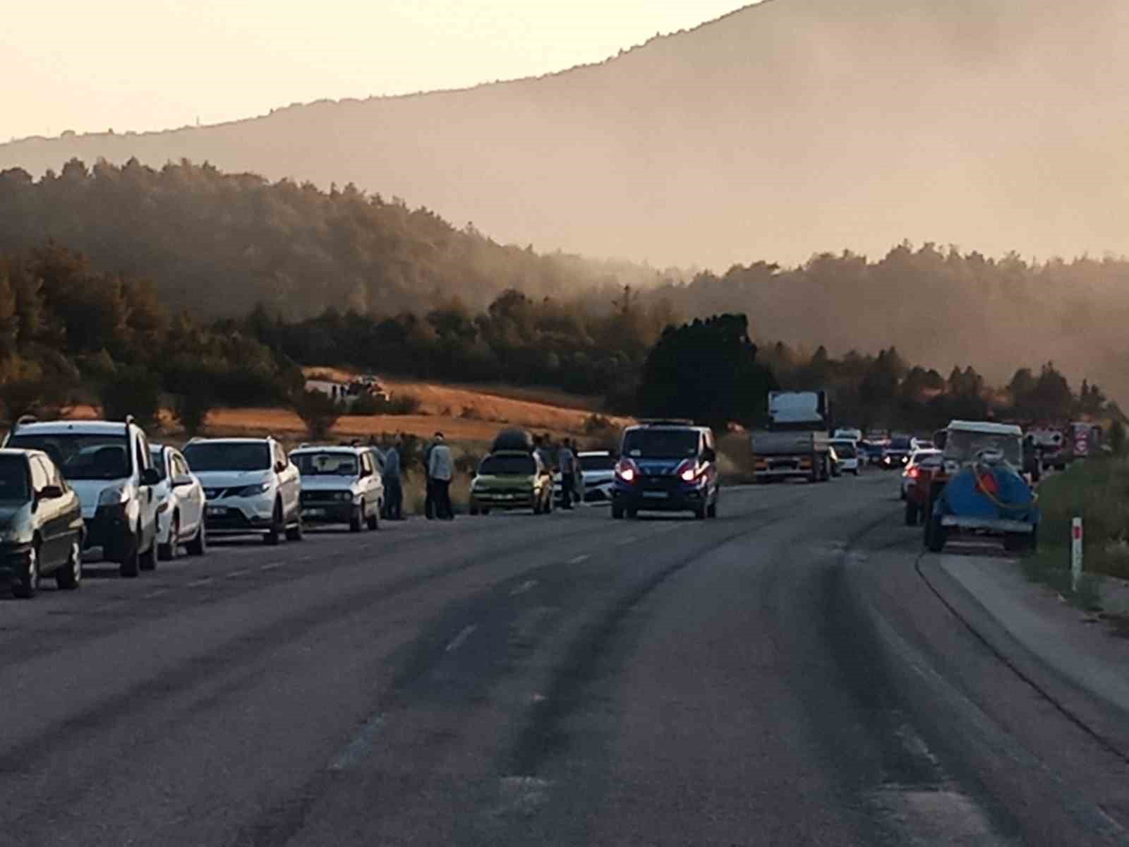 Vezirhan-Gölpazarı karayolu orman yangını nedeniyle trafiğe kapatıldı
