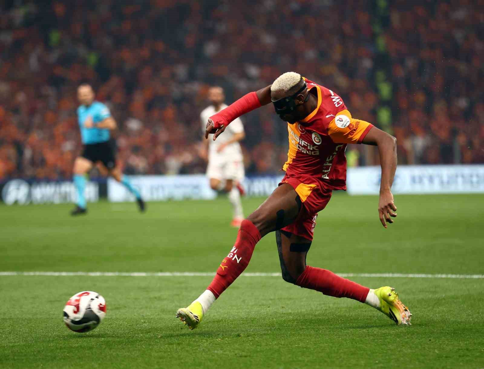 Victor Osimhen cezalı duruma düştü

