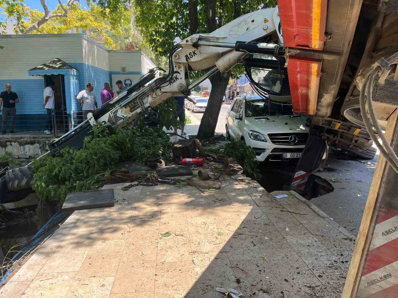 Vinç aracın üzerine devrildi, kepçe dereye uçtu: Korku dolu anlar kamerada
