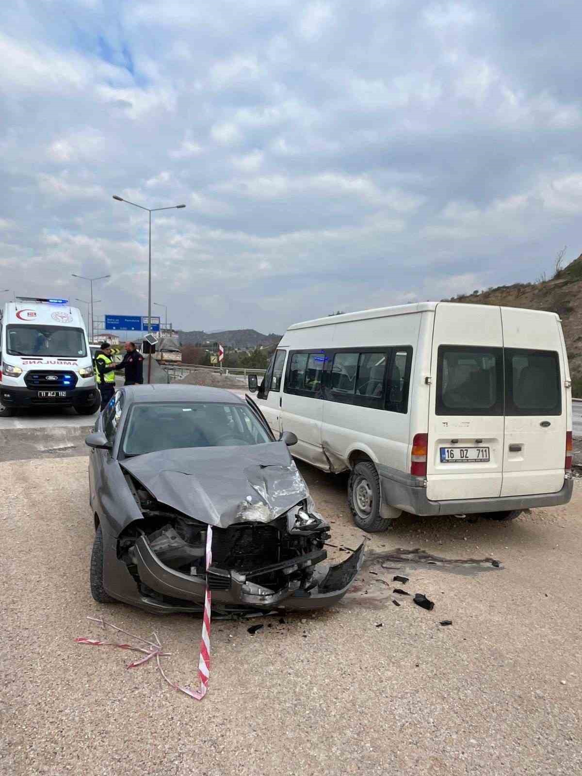 Virajı alamayan otomobil park halindeki araca çarptı: 3 yaralı
