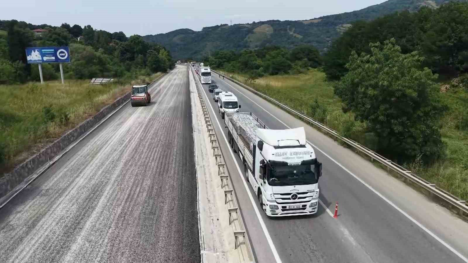 Yalova-Bursa kara yolunda asfaltlama çalışması devam ediyor
