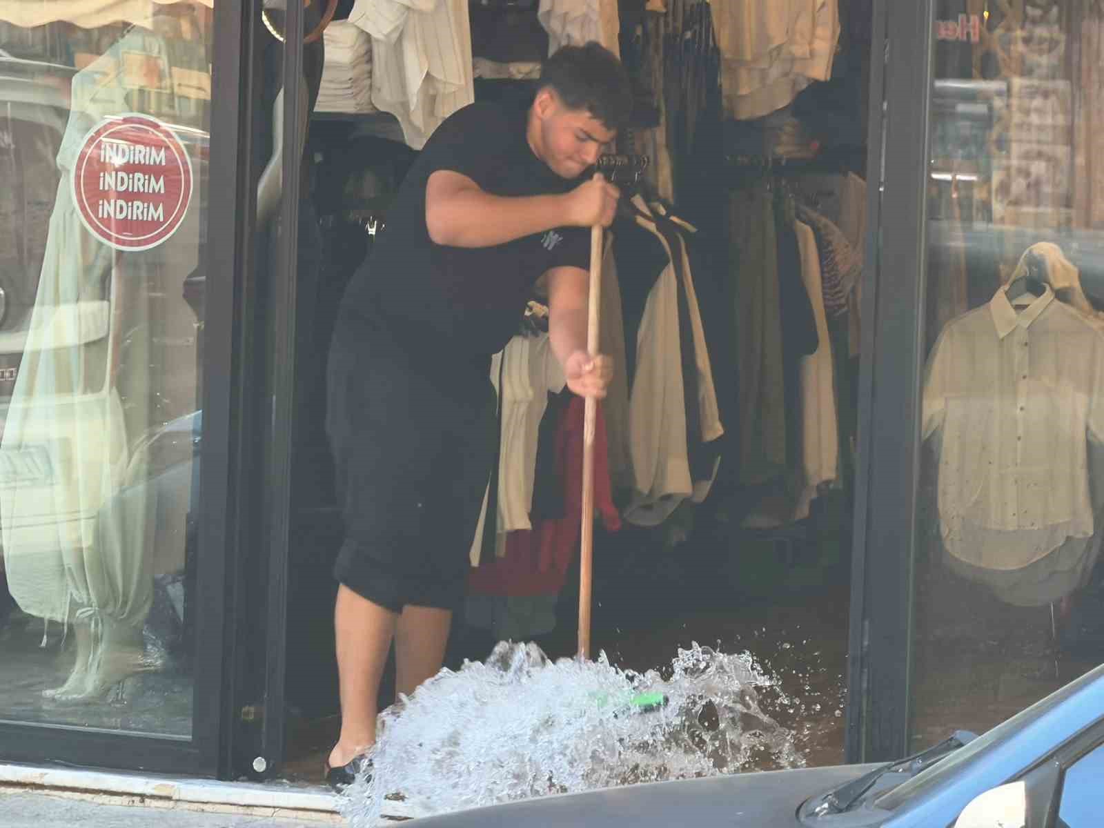 Yalova’da su borusu patladı, 4 iş yerini su bastı
