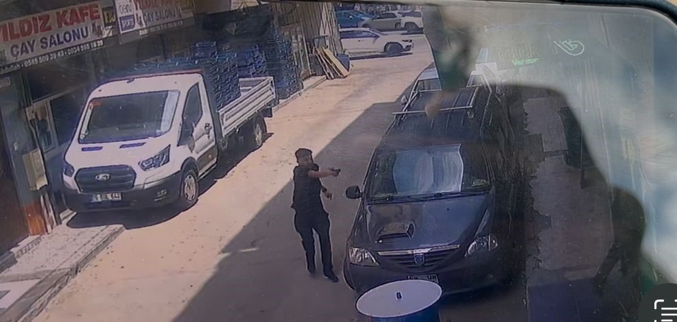 Yan bakma yüzünden silahla böyle vurdu...
