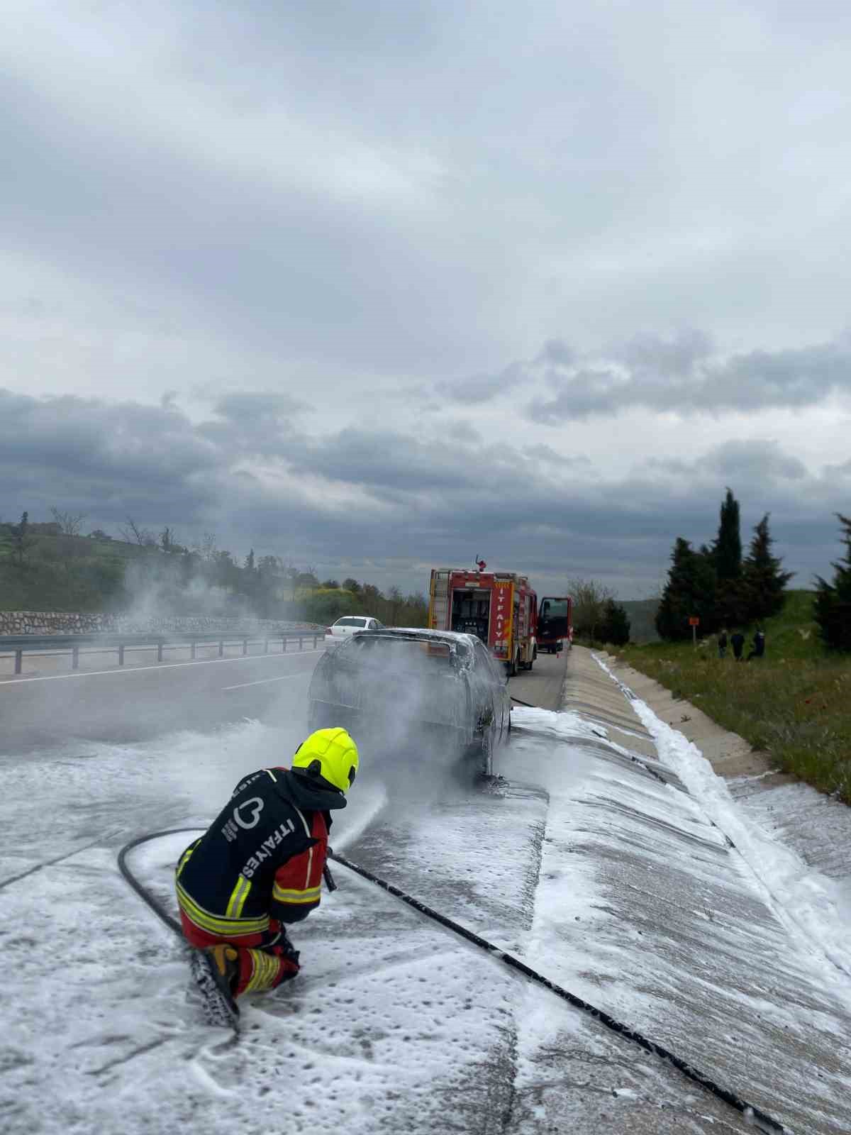 Yanan araca itfaiye müdahale etti
