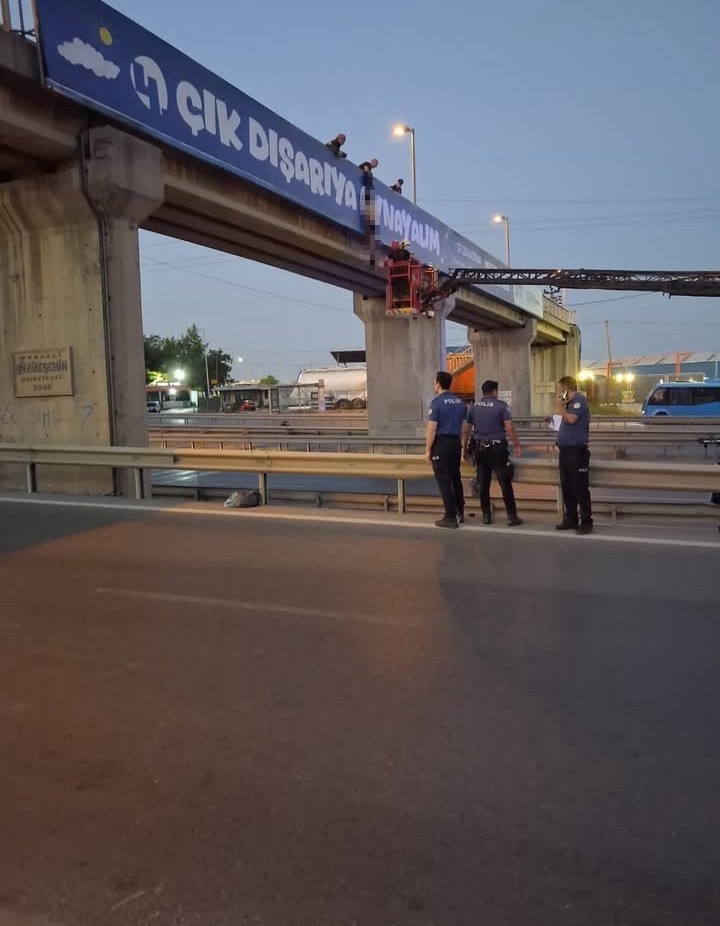 Yarı çıplak şahıs üst geçitte asılı bulundu
