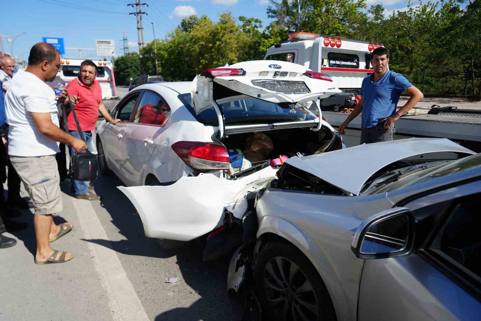 Yavaşlayan trafik zincirlemeye kazaya sebep oldu: 1’i çocuk 3 yaralı
