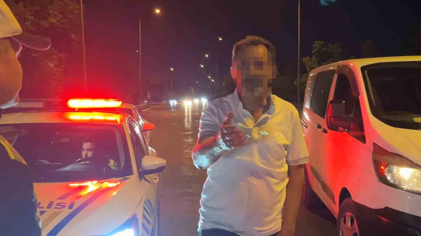 "Yazıklar olsun" dedi, basın mensubuna tükürdü
