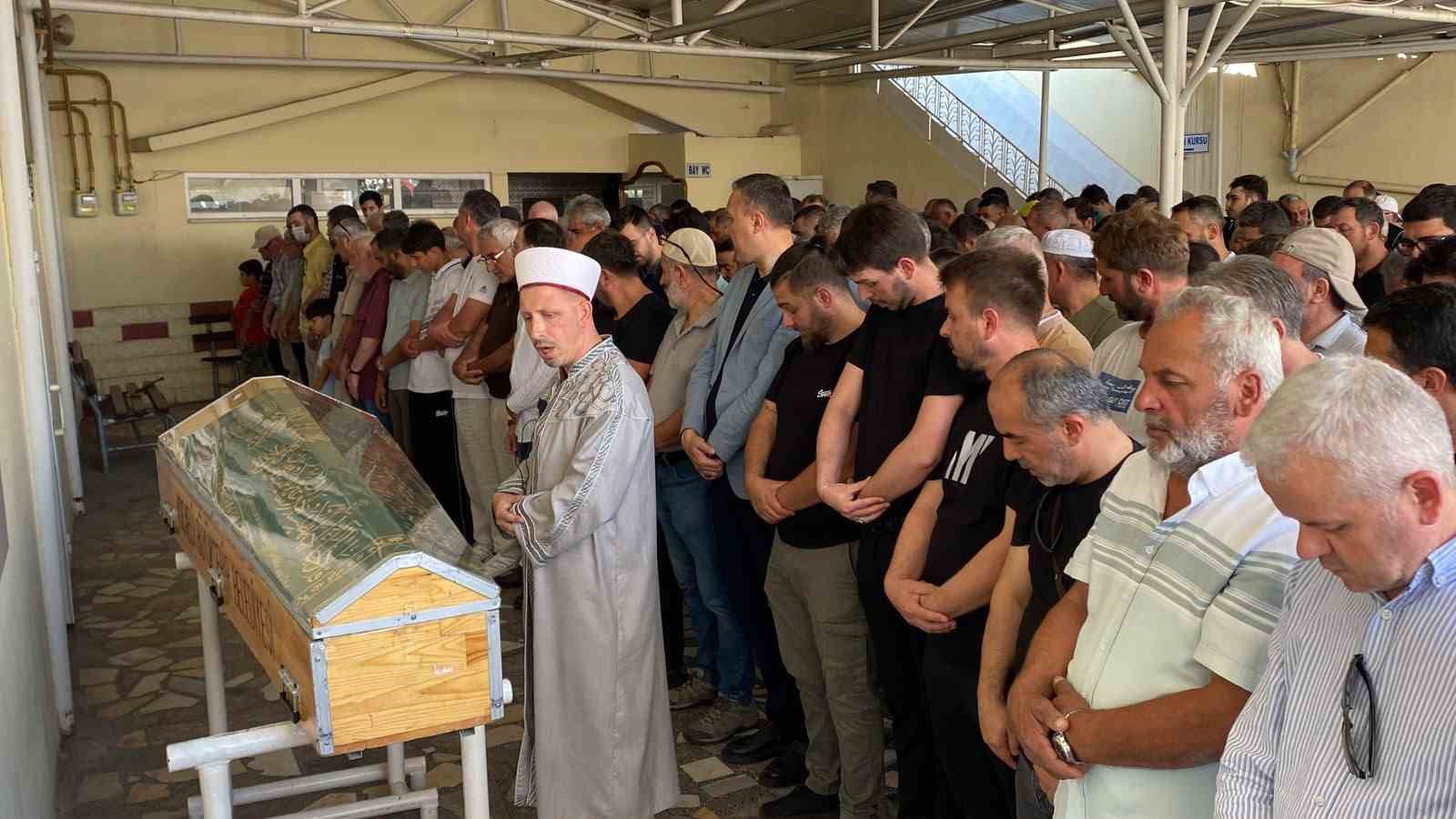 Yeğeni tarafından pala ile öldürülen adam toprağa verildi
