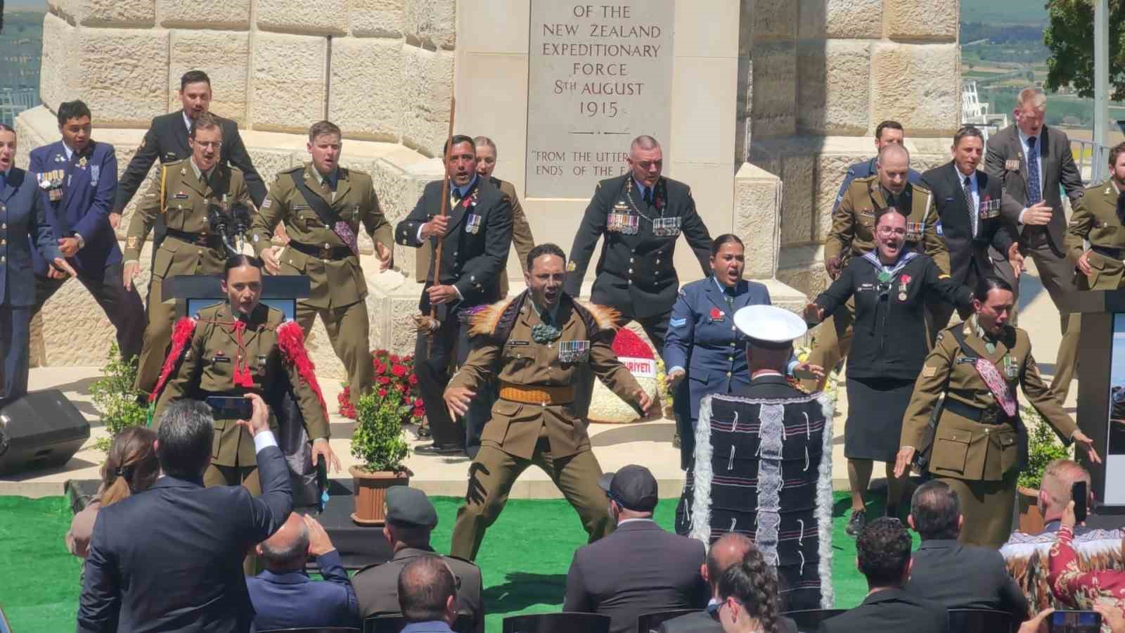 Yeni Zelanda askerleri, atalarını ’haka’ dansıyla andı
