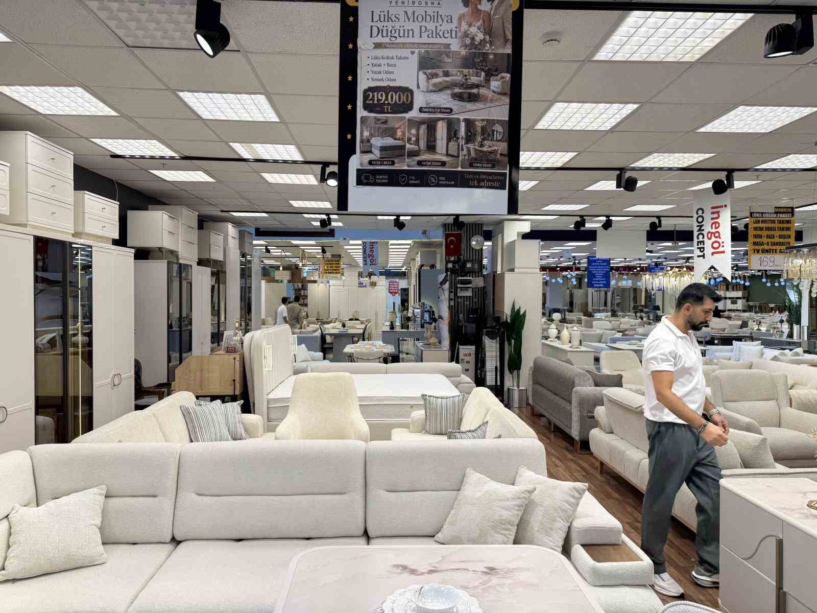 Yenibosna’da mobilyacılardan evlenecek çiftlere büyük destek kampanyası
