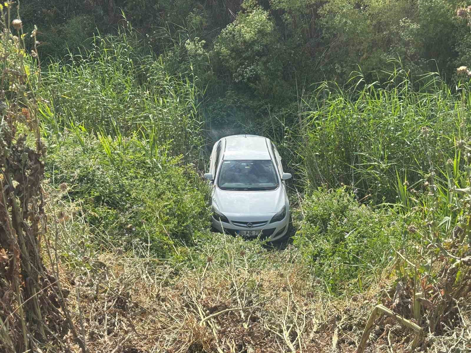 Yokuşta kayan otomobil dereye uçtu
