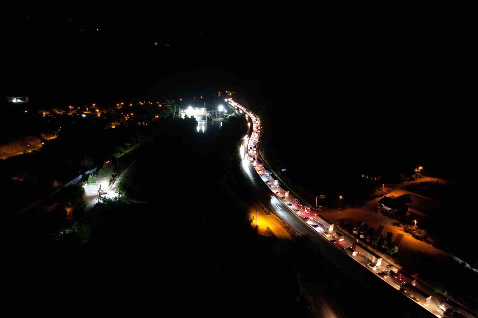 Yol çalışması ve trafik kazası birleşince Sakarya D-650 karayolunda trafik kilitledi
