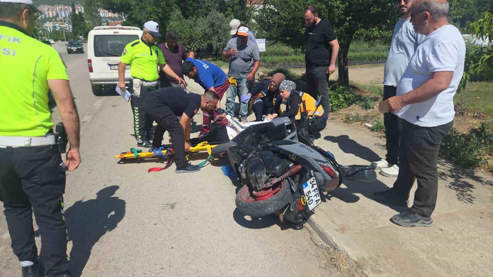 Yol kenarında duran motosiklete araç çarptı: 1 yaralı
