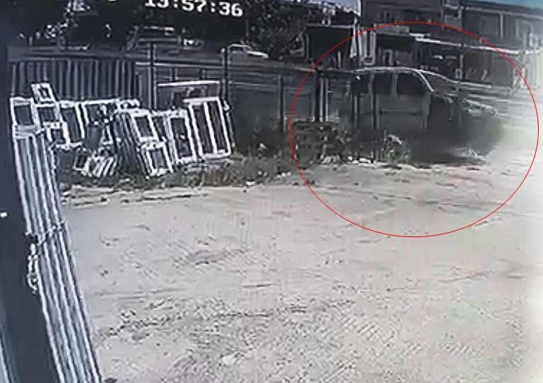 Yoldan çıkan araç iş yerinin bahçesine daldı, sürücü yaralandı
