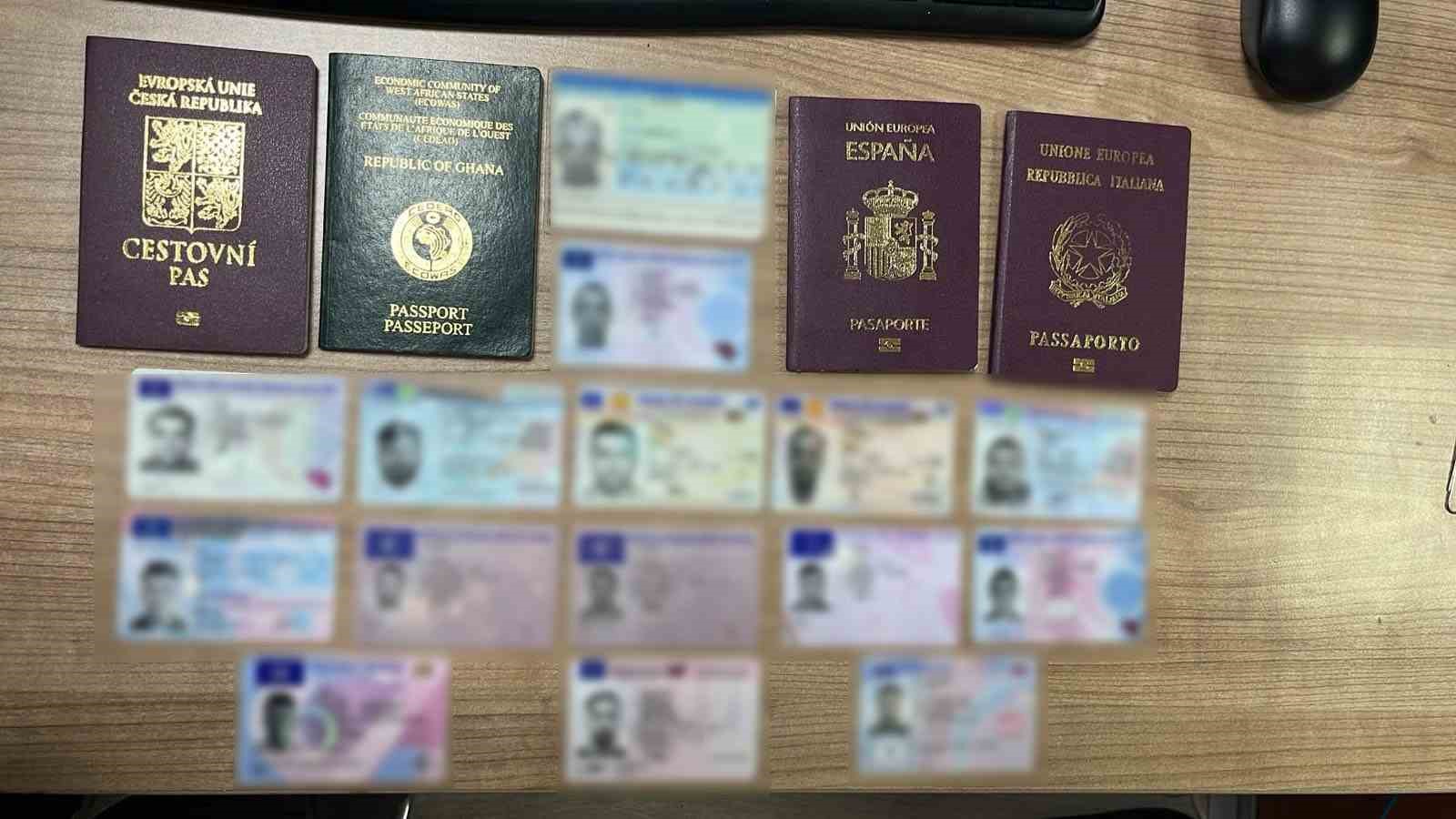 Yurt dışına gönderilecek kargodan sahte pasaport ve kimlik çıktı
