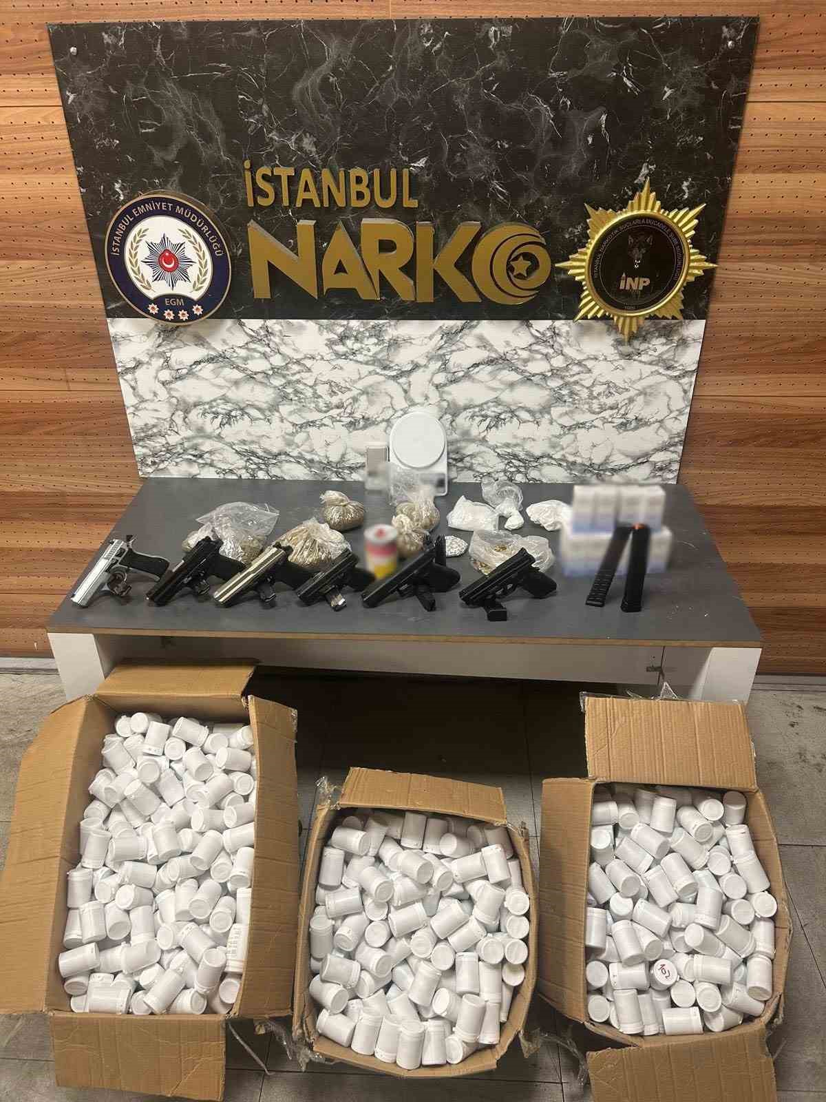 Zeytinburnu’nda uyuşturucu operasyonunda 60 bin sentetik ecza hap ele geçirildi

