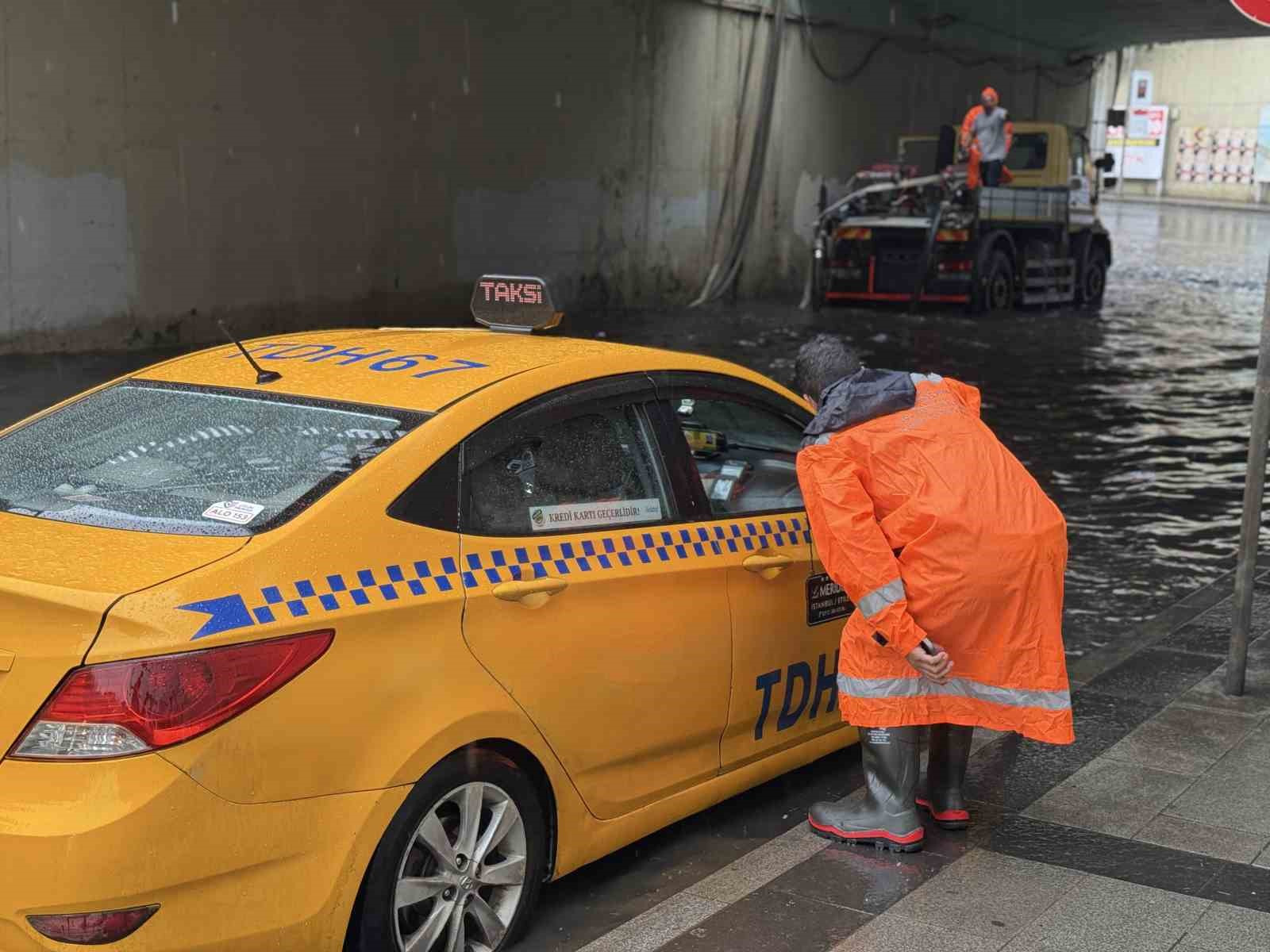 Zincirlikuyu alt geçidini sağanak sonrası su bastı, belediye ekipleri tahliye çalışması başlattı
