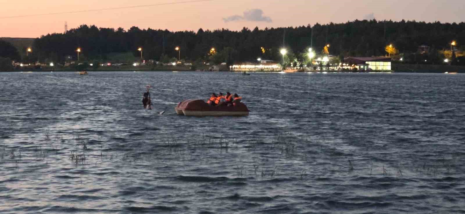 Ziplinede mahsur kalan vatandaşı deniz bisikletiyle gölette gezenler kurtardı
