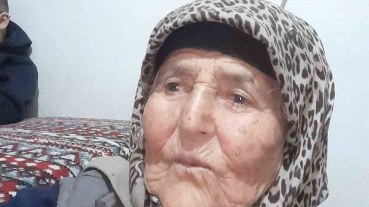 Tarlada uyuyan kadın iş makinesinin altında can verdi