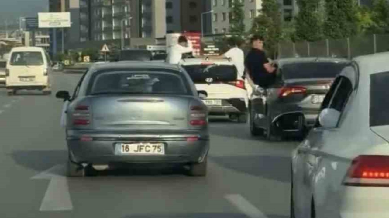 Düğün konvoyunda tehlikeli yolculuk