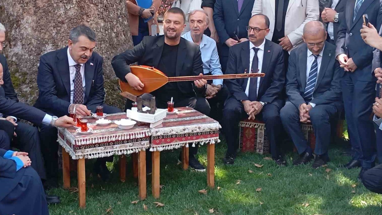 Bakan Tekin Bursa’da çınar altında türkü söyledi, Anadolu peynirlerini tattı